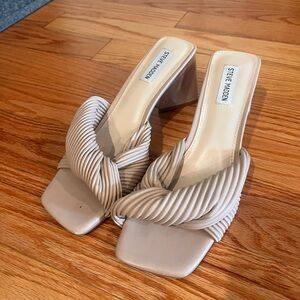 Steve Madden Cream Heels Elegant and Versatile